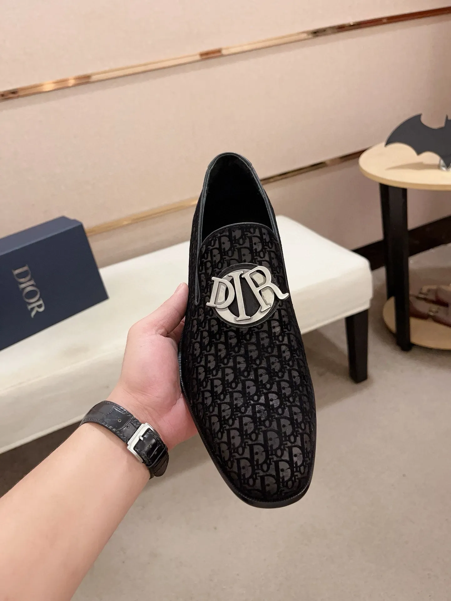 Factory price: 270 men's shoes 💰 High-end version of Dior Dior's new series. Famous actors and Internet celebrities wear super popular designs. They are designed with the sculptures of French artist Niki de Saint Phalle as rings. Material: Fabric: imported original material. Foot pads: cowhide. Outsole: Rubber outsole. Men's shoe size: 38~44. Can be customized to size 45.